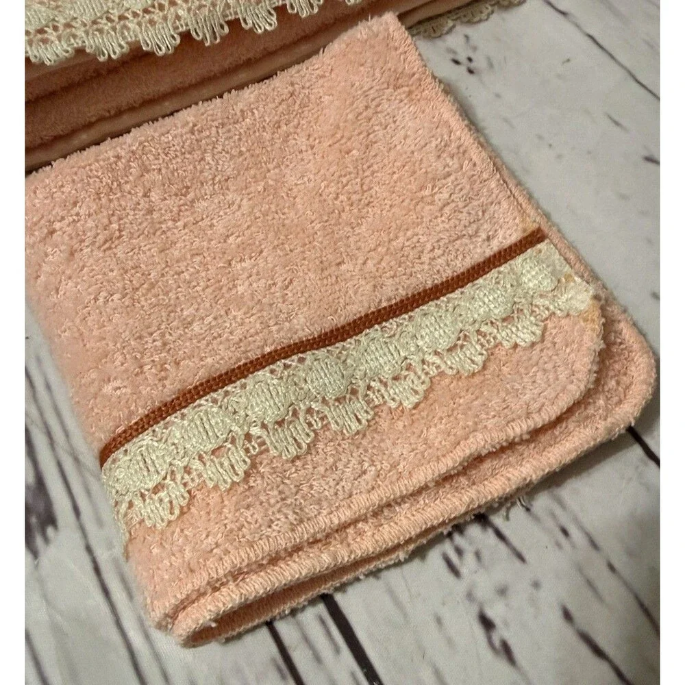 Vtg. Dundee Peach Bath Towel Set 1 Bath 1 Wash Cloth w/Lace Edging